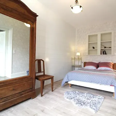 Les Glycines Apartment *