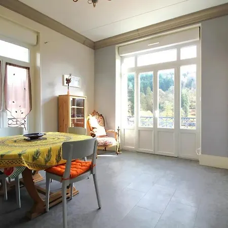 Les Glycines Apartment *